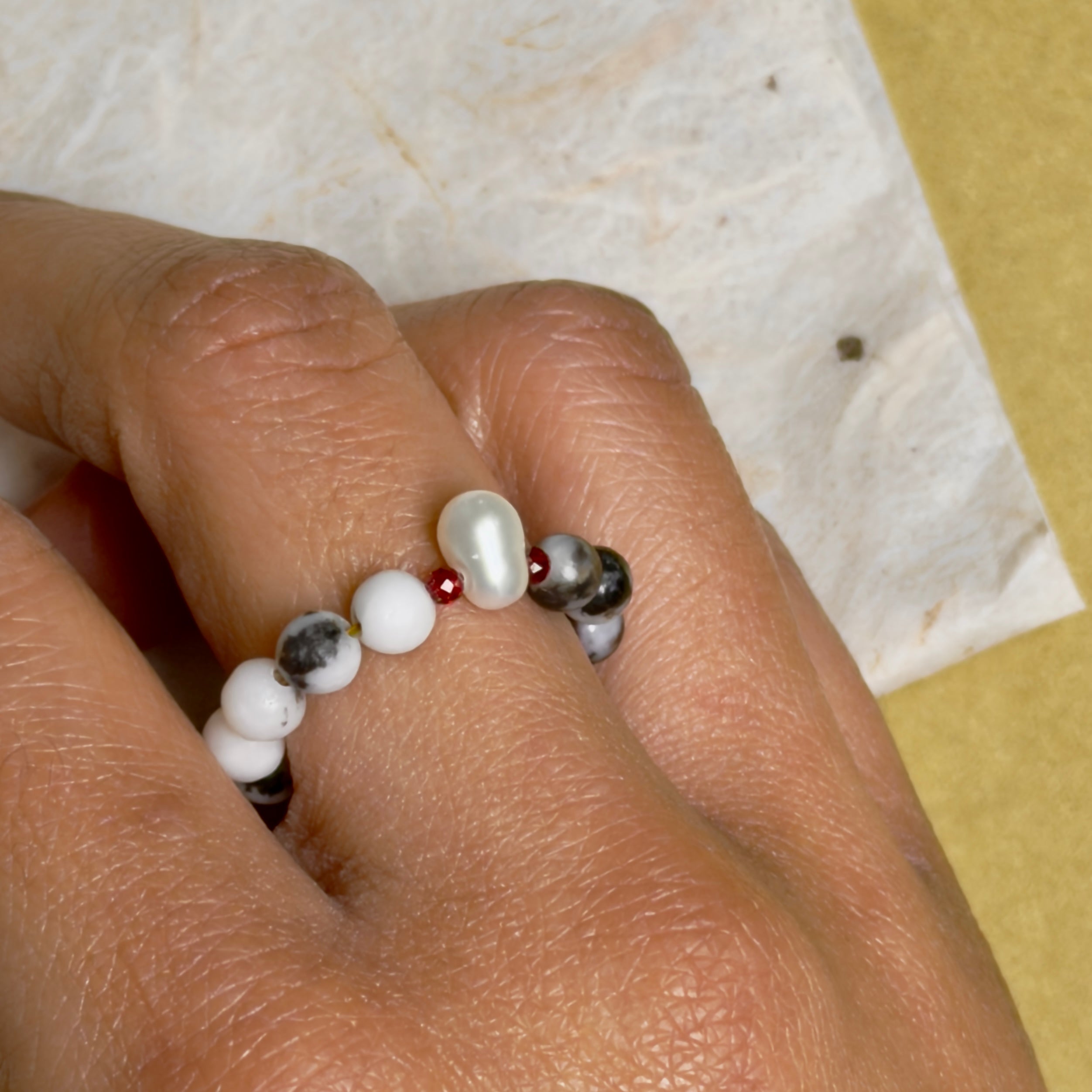 anello maya pietre e perle